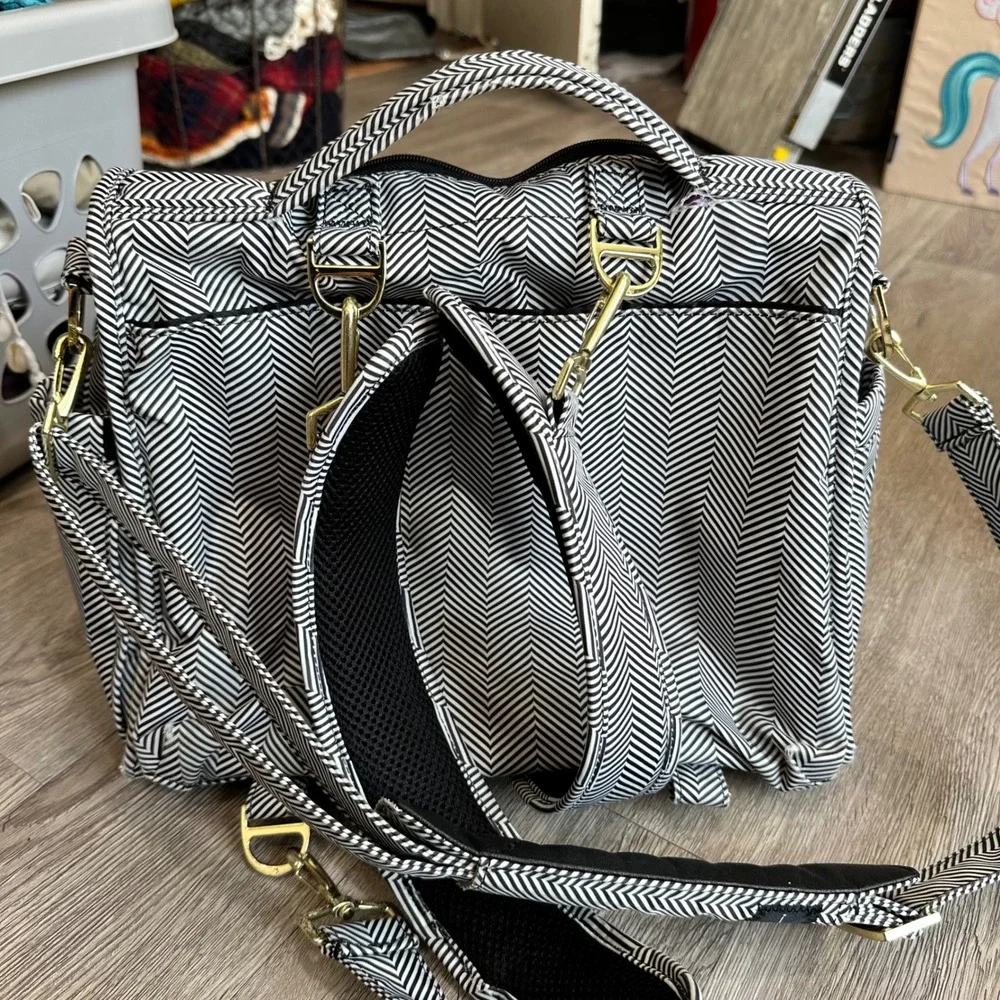 JuJuBe Black‎ and White Chevron Diaper Bag Messenger Shoulder Bag